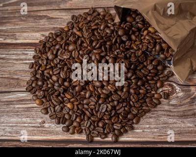 Kaffeebohnen auf Holz Hintergrund. Draufsicht Stockfoto
