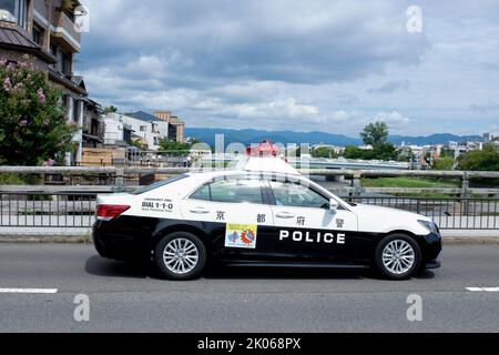 Ein Polizeiauto der Kyoto Präfekturpolizei in Kyoto City, Japan. Stockfoto