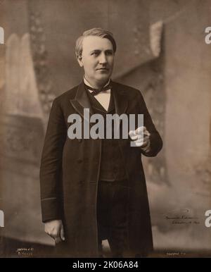 Porträt von Thomas Alva Edison. Monumentales signiertes Präsentationsfoto vom 18. Dezember 1892. Sepia. Stockfoto