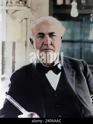 Thomas Edison im Labor mit Glühbirnen mit Edison-Effekt 1919. Kolorierte Version von Bill Waterson. Stockfoto