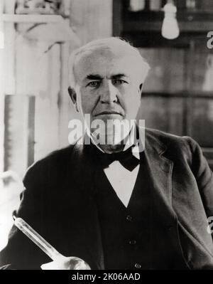 Thomas Edison im Labor mit Glühbirnen mit Edison-Effekt. 1919 Stockfoto