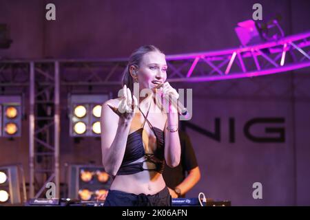 09/08/2022, Berlin, Deutschland, Sängerin Carolin Niemczyk vom Electropop-Duo Glasperlenspiel auf der Bühne. Nach der Fashion Show Silvermagic der brasilianischen Designerin Aline CELI während der Fashion Week Berlin im Autohaus König am 8. September 2022 in Berlin, Deutschland. Stockfoto