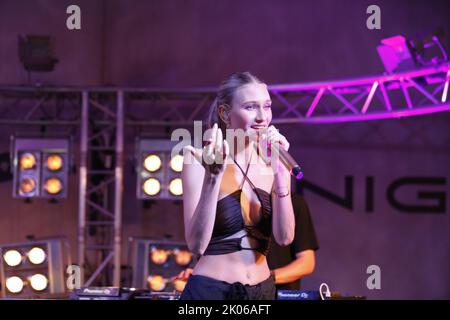 09/08/2022, Berlin, Deutschland, Sängerin Carolin Niemczyk vom Electropop-Duo Glasperlenspiel auf der Bühne. Nach der Fashion Show Silvermagic der brasilianischen Designerin Aline CELI während der Fashion Week Berlin im Autohaus König am 8. September 2022 in Berlin, Deutschland. Stockfoto