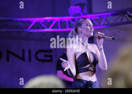 09/08/2022, Berlin, Deutschland, Sängerin Carolin Niemczyk vom Electropop-Duo Glasperlenspiel auf der Bühne. Nach der Fashion Show Silvermagic der brasilianischen Designerin Aline CELI während der Fashion Week Berlin im Autohaus König am 8. September 2022 in Berlin, Deutschland. Stockfoto