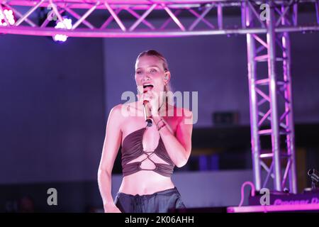 09/08/2022, Berlin, Deutschland, Sängerin Carolin Niemczyk vom Electropop-Duo Glasperlenspiel auf der Bühne. Nach der Fashion Show Silvermagic der brasilianischen Designerin Aline CELI während der Fashion Week Berlin im Autohaus König am 8. September 2022 in Berlin, Deutschland. Stockfoto