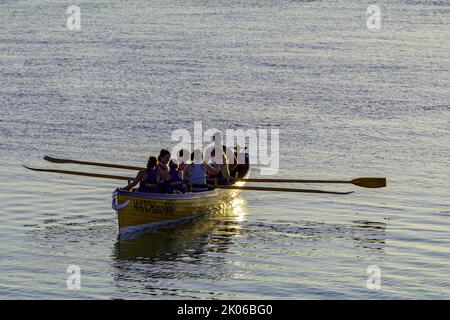 Pilot Gig kommt in den Slipway Stockfoto