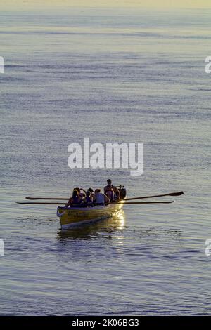 Pilot Gig kommt in den Slipway Stockfoto