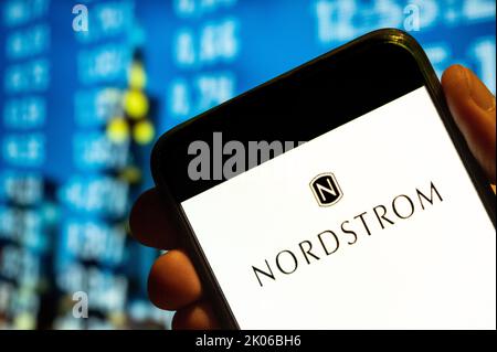 In dieser Fotolabbildung wird das Logo der amerikanischen Kette von Luxusschmuckkaufhaus Nordstrom auf einem Smartphone-Bildschirm angezeigt. Stockfoto