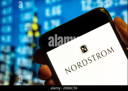 Hongkong, China. 25.. Juli 2022. In dieser Fotolabbildung wird das Logo der amerikanischen Kette von Luxusschmuckkaufhaus Nordstrom auf einem Smartphone-Bildschirm angezeigt. (Bild: © Budrul Chukrut/SOPA Images via ZUMA Press Wire) Stockfoto