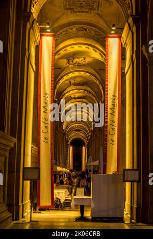 Le Café Marly, gehobene Küche in einem Bogengang unter freiem Himmel, Paris, Frankreich Stockfoto