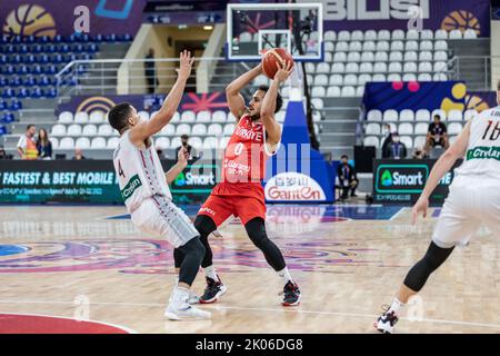 Tiflis, Georgien. 06. September 2022. Emmanuel Lecomte (L) aus Belgien und Shane Larkin (R) aus der Türkei im Einsatz am 6. Tag der Gruppe A des FIBA EuroBasket 2022 zwischen der Türkei und Belgien in der Tbilisi Arena. Endergebnis; Türkei 78:63 Belgien. Kredit: SOPA Images Limited/Alamy Live Nachrichten Stockfoto