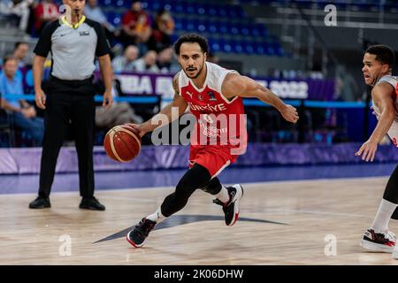 Tiflis, Georgien. 06. September 2022. Shane Larkin (L) aus der Türkei in Aktion während des 6. Tages Gruppe A des FIBA EuroBasket 2022 zwischen der Türkei und Belgien in der Tbilisi Arena. Endergebnis; Türkei 78:63 Belgien. Kredit: SOPA Images Limited/Alamy Live Nachrichten Stockfoto