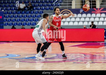 Tiflis, Georgien. 06. September 2022. Shane Larkin (R) aus der Türkei und Emmanuel Lecomte (L) aus Belgien im Einsatz während des 6. Tages Gruppe A des FIBA EuroBasket 2022 zwischen der Türkei und Belgien in der Tbilisi Arena. Endergebnis; Türkei 78:63 Belgien. Kredit: SOPA Images Limited/Alamy Live Nachrichten Stockfoto