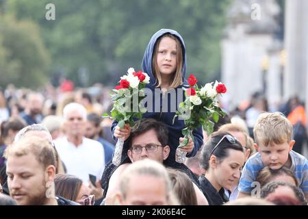 London, Großbritannien. 10. September 2022. Trauernde versammeln sich nach dem Tod von Königin Elizabeth II. Anfang dieser Woche vor dem Buckingham Palace in Westminster. Großbritanniens längster amtierender Monarch starb im Alter von 96 Jahren im Balmoral Castle. Bildnachweis: Ben Cawthra/Sipa USA **KEINE Verkäufe in Großbritannien** Bildnachweis: SIPA USA/Alamy Live News Stockfoto