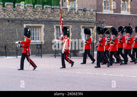 LONDON, GROSSBRITANNIEN - 12. MAI 2014: Die königliche Garde marschiert zum Wachwechsel am Buckingham Palace. Stockfoto