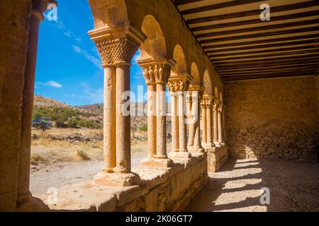 Portikus der Kirche San Pedro. Caracena, Provinz Soria, Castilla leon, Spanien. Stockfoto