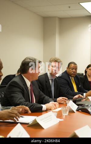 Besuch von Minister Shaun Donovan am Prince George's Community College, Largo, Maryland, wo er sich mit dem Generalbundesanwalt von Maryland, Douglas Gansler, Regierungsvertretern von Bundesstaaten und Kommunen sowie Vertretern von Wohnhäusern zu einer Diskussionsrunde über die anstehende $25-Milliarden-Hypothekenregelung zur Unterstützung notleidiger Hausbesitzer zusammenschloss. Stockfoto