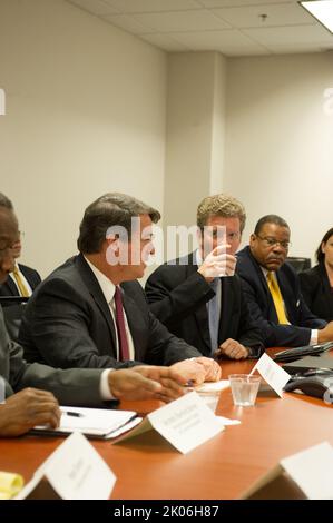 Besuch von Minister Shaun Donovan am Prince George's Community College, Largo, Maryland, wo er sich mit dem Generalbundesanwalt von Maryland, Douglas Gansler, Regierungsvertretern von Bundesstaaten und Kommunen sowie Vertretern von Wohnhäusern zu einer Diskussionsrunde über die anstehende $25-Milliarden-Hypothekenregelung zur Unterstützung notleidiger Hausbesitzer zusammenschloss. Stockfoto