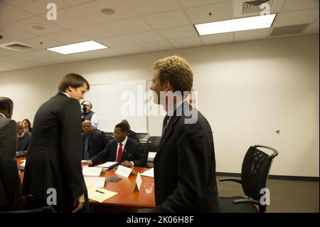 Besuch von Minister Shaun Donovan am Prince George's Community College, Largo, Maryland, wo er sich mit dem Generalbundesanwalt von Maryland, Douglas Gansler, Regierungsvertretern von Bundesstaaten und Kommunen sowie Vertretern von Wohnhäusern zu einer Diskussionsrunde über die anstehende $25-Milliarden-Hypothekenregelung zur Unterstützung notleidiger Hausbesitzer zusammenschloss. Stockfoto