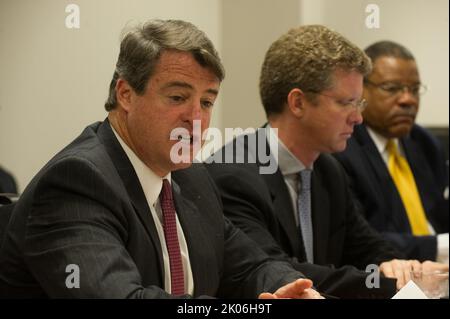 Besuch von Minister Shaun Donovan am Prince George's Community College, Largo, Maryland, wo er sich mit dem Generalbundesanwalt von Maryland, Douglas Gansler, Regierungsvertretern von Bundesstaaten und Kommunen sowie Vertretern von Wohnhäusern zu einer Diskussionsrunde über die anstehende $25-Milliarden-Hypothekenregelung zur Unterstützung notleidiger Hausbesitzer zusammenschloss. Stockfoto