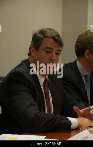 Besuch von Minister Shaun Donovan am Prince George's Community College, Largo, Maryland, wo er sich mit dem Generalbundesanwalt von Maryland, Douglas Gansler, Regierungsvertretern von Bundesstaaten und Kommunen sowie Vertretern von Wohnhäusern zu einer Diskussionsrunde über die anstehende $25-Milliarden-Hypothekenregelung zur Unterstützung notleidiger Hausbesitzer zusammenschloss. Stockfoto