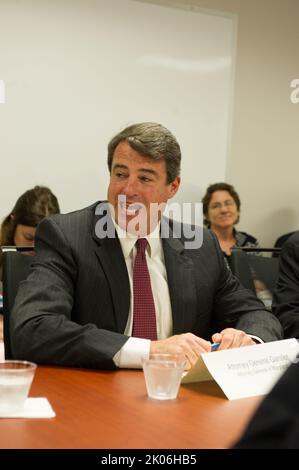 Besuch von Minister Shaun Donovan am Prince George's Community College, Largo, Maryland, wo er sich mit dem Generalbundesanwalt von Maryland, Douglas Gansler, Regierungsvertretern von Bundesstaaten und Kommunen sowie Vertretern von Wohnhäusern zu einer Diskussionsrunde über die anstehende $25-Milliarden-Hypothekenregelung zur Unterstützung notleidiger Hausbesitzer zusammenschloss. Stockfoto