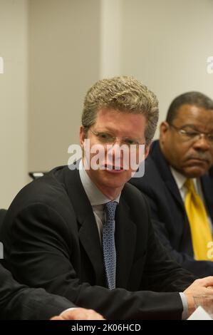 Besuch von Minister Shaun Donovan am Prince George's Community College, Largo, Maryland, wo er sich mit dem Generalbundesanwalt von Maryland, Douglas Gansler, Regierungsvertretern von Bundesstaaten und Kommunen sowie Vertretern von Wohnhäusern zu einer Diskussionsrunde über die anstehende $25-Milliarden-Hypothekenregelung zur Unterstützung notleidiger Hausbesitzer zusammenschloss. Stockfoto