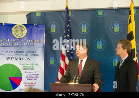 Besuch von Minister Shaun Donovan am Prince George's Community College, Largo, Maryland, wo er sich mit dem Generalbundesanwalt von Maryland, Douglas Gansler, Regierungsvertretern von Bundesstaaten und Kommunen sowie Vertretern von Wohnhäusern zu einer Diskussionsrunde über die anstehende $25-Milliarden-Hypothekenregelung zur Unterstützung notleidiger Hausbesitzer zusammenschloss. Stockfoto