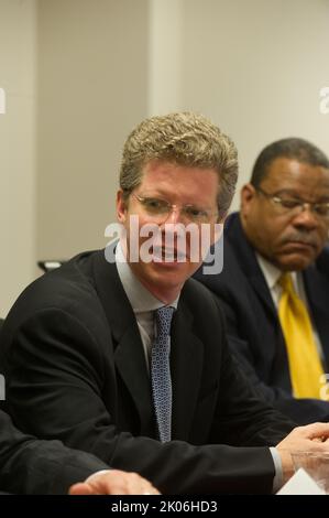 Besuch von Minister Shaun Donovan am Prince George's Community College, Largo, Maryland, wo er sich mit dem Generalbundesanwalt von Maryland, Douglas Gansler, Regierungsvertretern von Bundesstaaten und Kommunen sowie Vertretern von Wohnhäusern zu einer Diskussionsrunde über die anstehende $25-Milliarden-Hypothekenregelung zur Unterstützung notleidiger Hausbesitzer zusammenschloss. Stockfoto