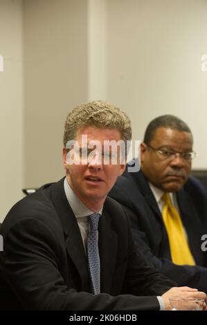 Besuch von Minister Shaun Donovan am Prince George's Community College, Largo, Maryland, wo er sich mit dem Generalbundesanwalt von Maryland, Douglas Gansler, Regierungsvertretern von Bundesstaaten und Kommunen sowie Vertretern von Wohnhäusern zu einer Diskussionsrunde über die anstehende $25-Milliarden-Hypothekenregelung zur Unterstützung notleidiger Hausbesitzer zusammenschloss. Stockfoto