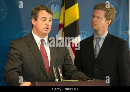 Besuch von Minister Shaun Donovan am Prince George's Community College, Largo, Maryland, wo er sich mit dem Generalbundesanwalt von Maryland, Douglas Gansler, Regierungsvertretern von Bundesstaaten und Kommunen sowie Vertretern von Wohnhäusern zu einer Diskussionsrunde über die anstehende $25-Milliarden-Hypothekenregelung zur Unterstützung notleidiger Hausbesitzer zusammenschloss. Stockfoto