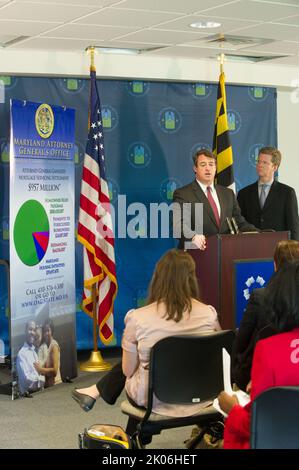 Besuch von Minister Shaun Donovan am Prince George's Community College, Largo, Maryland, wo er sich mit dem Generalbundesanwalt von Maryland, Douglas Gansler, Regierungsvertretern von Bundesstaaten und Kommunen sowie Vertretern von Wohnhäusern zu einer Diskussionsrunde über die anstehende $25-Milliarden-Hypothekenregelung zur Unterstützung notleidiger Hausbesitzer zusammenschloss. Stockfoto