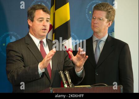 Besuch von Minister Shaun Donovan am Prince George's Community College, Largo, Maryland, wo er sich mit dem Generalbundesanwalt von Maryland, Douglas Gansler, Regierungsvertretern von Bundesstaaten und Kommunen sowie Vertretern von Wohnhäusern zu einer Diskussionsrunde über die anstehende $25-Milliarden-Hypothekenregelung zur Unterstützung notleidiger Hausbesitzer zusammenschloss. Stockfoto