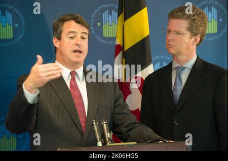 Besuch von Minister Shaun Donovan am Prince George's Community College, Largo, Maryland, wo er sich mit dem Generalbundesanwalt von Maryland, Douglas Gansler, Regierungsvertretern von Bundesstaaten und Kommunen sowie Vertretern von Wohnhäusern zu einer Diskussionsrunde über die anstehende $25-Milliarden-Hypothekenregelung zur Unterstützung notleidiger Hausbesitzer zusammenschloss. Stockfoto