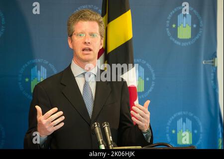 Besuch von Minister Shaun Donovan am Prince George's Community College, Largo, Maryland, wo er sich mit dem Generalbundesanwalt von Maryland, Douglas Gansler, Regierungsvertretern von Bundesstaaten und Kommunen sowie Vertretern von Wohnhäusern zu einer Diskussionsrunde über die anstehende $25-Milliarden-Hypothekenregelung zur Unterstützung notleidiger Hausbesitzer zusammenschloss. Stockfoto