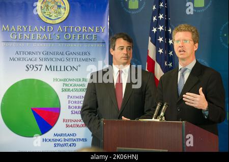 Besuch von Minister Shaun Donovan am Prince George's Community College, Largo, Maryland, wo er sich mit dem Generalbundesanwalt von Maryland, Douglas Gansler, Regierungsvertretern von Bundesstaaten und Kommunen sowie Vertretern von Wohnhäusern zu einer Diskussionsrunde über die anstehende $25-Milliarden-Hypothekenregelung zur Unterstützung notleidiger Hausbesitzer zusammenschloss. Stockfoto