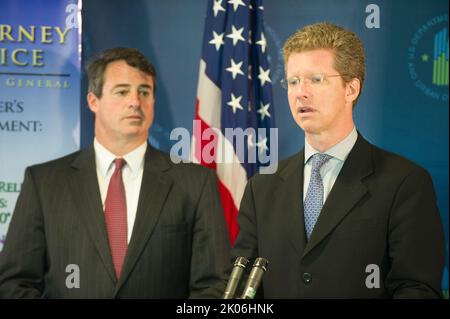 Besuch von Minister Shaun Donovan am Prince George's Community College, Largo, Maryland, wo er sich mit dem Generalbundesanwalt von Maryland, Douglas Gansler, Regierungsvertretern von Bundesstaaten und Kommunen sowie Vertretern von Wohnhäusern zu einer Diskussionsrunde über die anstehende $25-Milliarden-Hypothekenregelung zur Unterstützung notleidiger Hausbesitzer zusammenschloss. Stockfoto