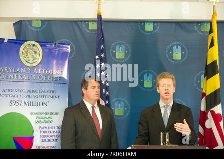 Besuch von Minister Shaun Donovan am Prince George's Community College, Largo, Maryland, wo er sich mit dem Generalbundesanwalt von Maryland, Douglas Gansler, Regierungsvertretern von Bundesstaaten und Kommunen sowie Vertretern von Wohnhäusern zu einer Diskussionsrunde über die anstehende $25-Milliarden-Hypothekenregelung zur Unterstützung notleidiger Hausbesitzer zusammenschloss. Stockfoto