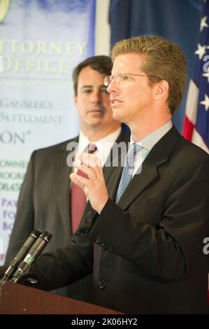Besuch von Minister Shaun Donovan am Prince George's Community College, Largo, Maryland, wo er sich mit dem Generalbundesanwalt von Maryland, Douglas Gansler, Regierungsvertretern von Bundesstaaten und Kommunen sowie Vertretern von Wohnhäusern zu einer Diskussionsrunde über die anstehende $25-Milliarden-Hypothekenregelung zur Unterstützung notleidiger Hausbesitzer zusammenschloss. Stockfoto