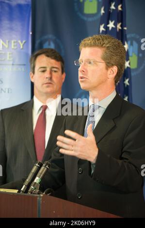 Besuch von Minister Shaun Donovan am Prince George's Community College, Largo, Maryland, wo er sich mit dem Generalbundesanwalt von Maryland, Douglas Gansler, Regierungsvertretern von Bundesstaaten und Kommunen sowie Vertretern von Wohnhäusern zu einer Diskussionsrunde über die anstehende $25-Milliarden-Hypothekenregelung zur Unterstützung notleidiger Hausbesitzer zusammenschloss. Stockfoto
