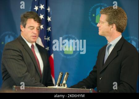 Besuch von Minister Shaun Donovan am Prince George's Community College, Largo, Maryland, wo er sich mit dem Generalbundesanwalt von Maryland, Douglas Gansler, Regierungsvertretern von Bundesstaaten und Kommunen sowie Vertretern von Wohnhäusern zu einer Diskussionsrunde über die anstehende $25-Milliarden-Hypothekenregelung zur Unterstützung notleidiger Hausbesitzer zusammenschloss. Stockfoto