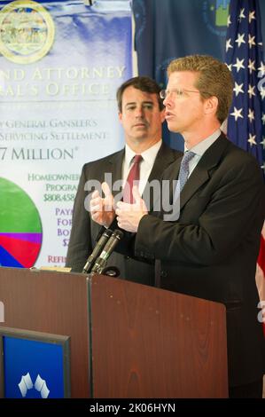 Besuch von Minister Shaun Donovan am Prince George's Community College, Largo, Maryland, wo er sich mit dem Generalbundesanwalt von Maryland, Douglas Gansler, Regierungsvertretern von Bundesstaaten und Kommunen sowie Vertretern von Wohnhäusern zu einer Diskussionsrunde über die anstehende $25-Milliarden-Hypothekenregelung zur Unterstützung notleidiger Hausbesitzer zusammenschloss. Stockfoto