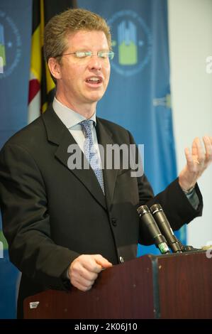 Besuch von Minister Shaun Donovan am Prince George's Community College, Largo, Maryland, wo er sich mit dem Generalbundesanwalt von Maryland, Douglas Gansler, Regierungsvertretern von Bundesstaaten und Kommunen sowie Vertretern von Wohnhäusern zu einer Diskussionsrunde über die anstehende $25-Milliarden-Hypothekenregelung zur Unterstützung notleidiger Hausbesitzer zusammenschloss. Stockfoto
