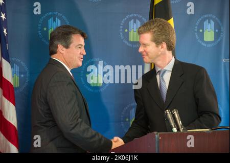 Besuch von Minister Shaun Donovan am Prince George's Community College, Largo, Maryland, wo er sich mit dem Generalbundesanwalt von Maryland, Douglas Gansler, Regierungsvertretern von Bundesstaaten und Kommunen sowie Vertretern von Wohnhäusern zu einer Diskussionsrunde über die anstehende $25-Milliarden-Hypothekenregelung zur Unterstützung notleidiger Hausbesitzer zusammenschloss. Stockfoto