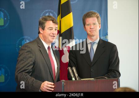 Besuch von Minister Shaun Donovan am Prince George's Community College, Largo, Maryland, wo er sich mit dem Generalbundesanwalt von Maryland, Douglas Gansler, Regierungsvertretern von Bundesstaaten und Kommunen sowie Vertretern von Wohnhäusern zu einer Diskussionsrunde über die anstehende $25-Milliarden-Hypothekenregelung zur Unterstützung notleidiger Hausbesitzer zusammenschloss. Stockfoto
