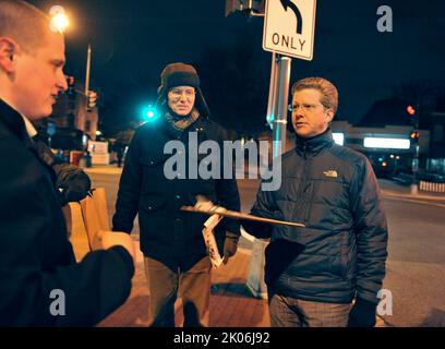 Point-In-Time Obdachloser Walk: Am 31. Januar. Eric Shinseki, Secretary of Veterans Affairs des Department of Veterans Affairs, und W. Scott Gould traten dem HUD-Sekretär Shaun Donovan und anderen HUD-Beamten sowie der Gemeinschaftspartnerschaft für die jährliche Obdachlosenzeitzählung in Washington, D.C., bei. Und lokale Behörden im ganzen Land führen Point-in-Time-Zählungen durch, um eine statistisch zuverlässige, unverdoppelte Anzahl von geschützten und nicht geschützten obdachlosen Veteranen, Einzelpersonen und Familien in den USA zu erhalten. Stockfoto