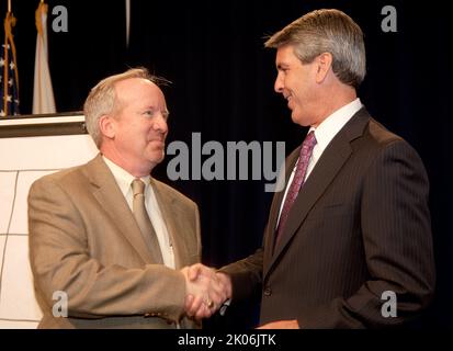 Die Sitzung des Beauftragten der Federal Housing Administration (FHA) mit dem Beauftragten der FHA, David Stevens, und dem stellvertretenden stellvertretenden Staatssekretär für Wohnungswesen, Craig Clemmensen. Stockfoto