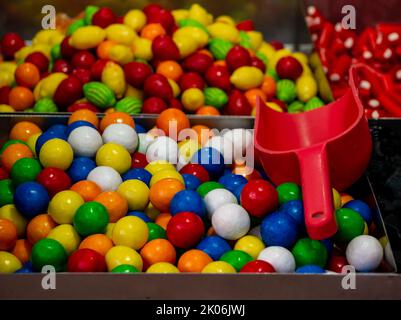 Nahaufnahme verschiedene bunte Süßigkeitenkugeln mit verschiedenen Geschmacksrichtungen Stockfoto