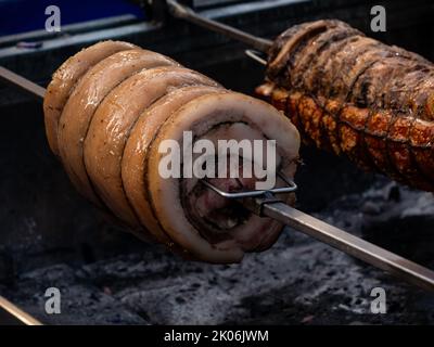 Schweinebraten, italienische Porchetta, auf glühender Glut Stockfoto