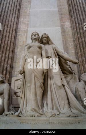 Skulptur für Diderot und die Enzyklopädisten (1925) im Panthéon, einem neoklassizistischen Denkmal, das seit der Französischen Revolution als Mausoleum diente Stockfoto